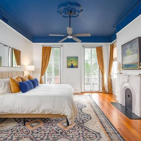 Charming Historic District Parlor Level Apartment